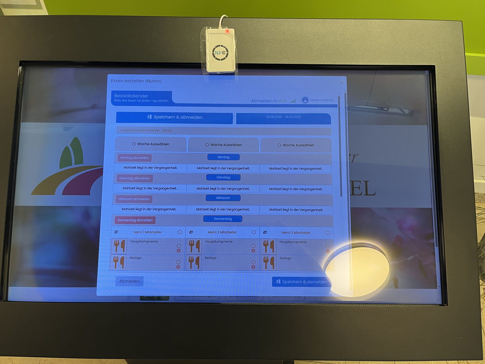 Klinisches Touch-Terminal mit integrierter Nutrio-Essensbestellung und RFID-Leser