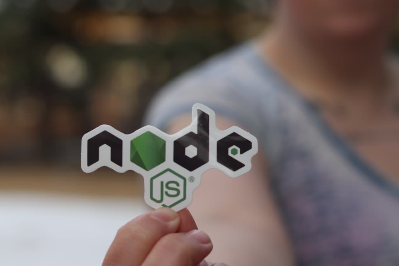 Blog Artikel Bild - Warum setzen viele große Unternehmen Node.js für die Webentwicklung ein?